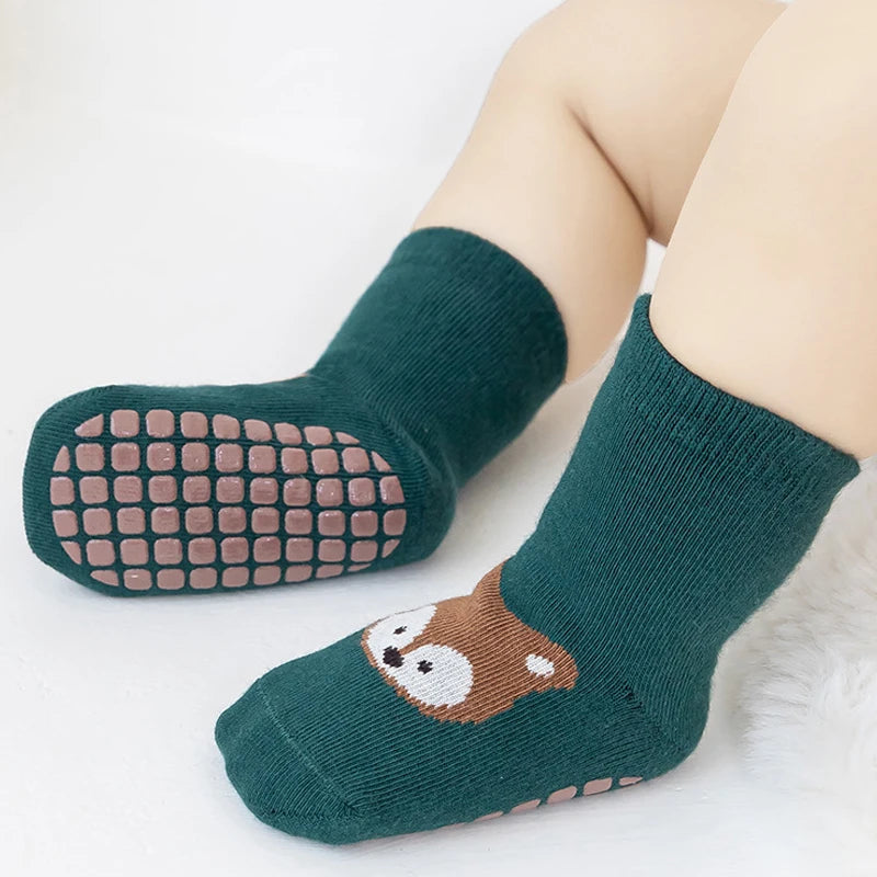 6 pairs of indoor anti-slip socks for newborns. Suitable for newborns. Cartoon pattern. Suitable for both boys and girls.